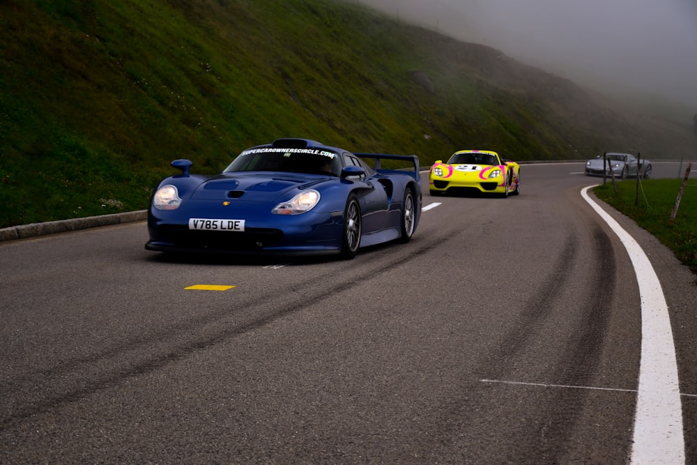 Porsche 911 bleue sur la route pendant la journée