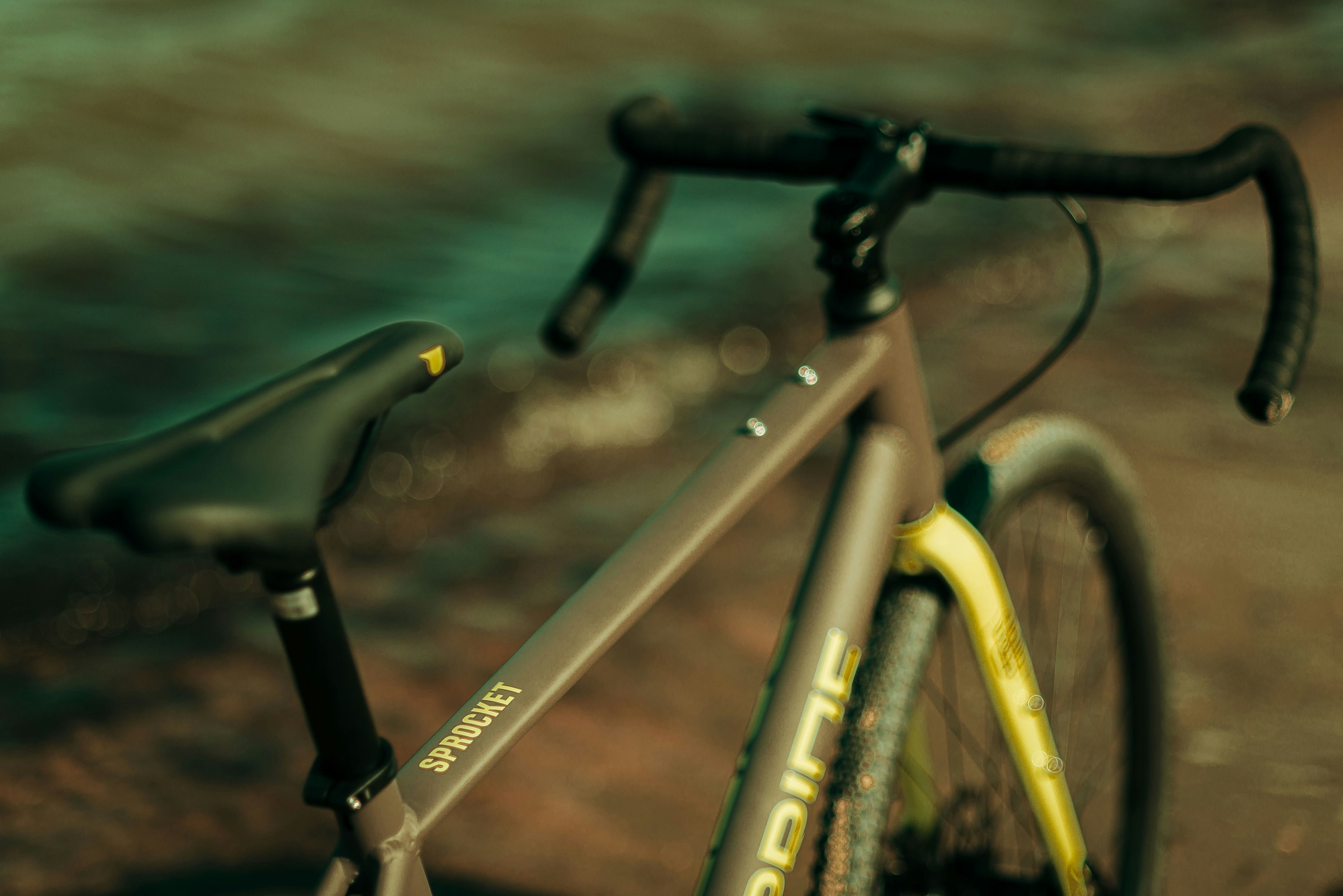 白と黒のロードバイクの写真 Unsplashで見つける自転車の無料写真