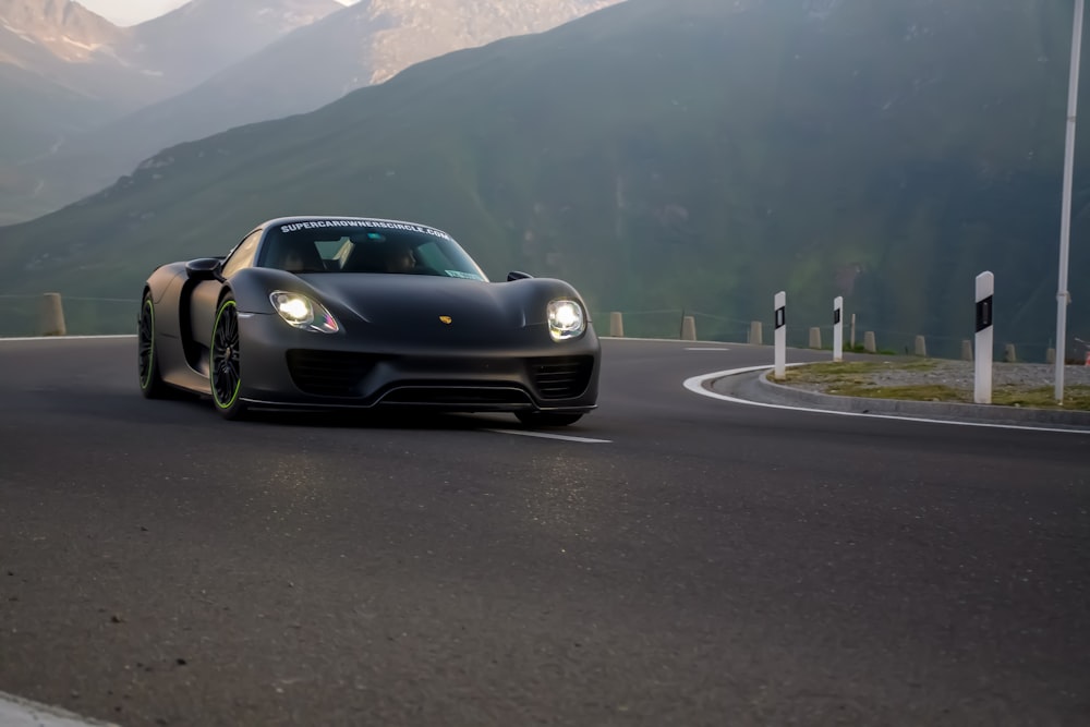 Porsche 911 noire sur la route pendant la journée