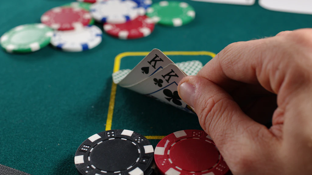 Joueurs autour d'une table de poker en pleine action préflop, situation idéale pour un squeeze bet
