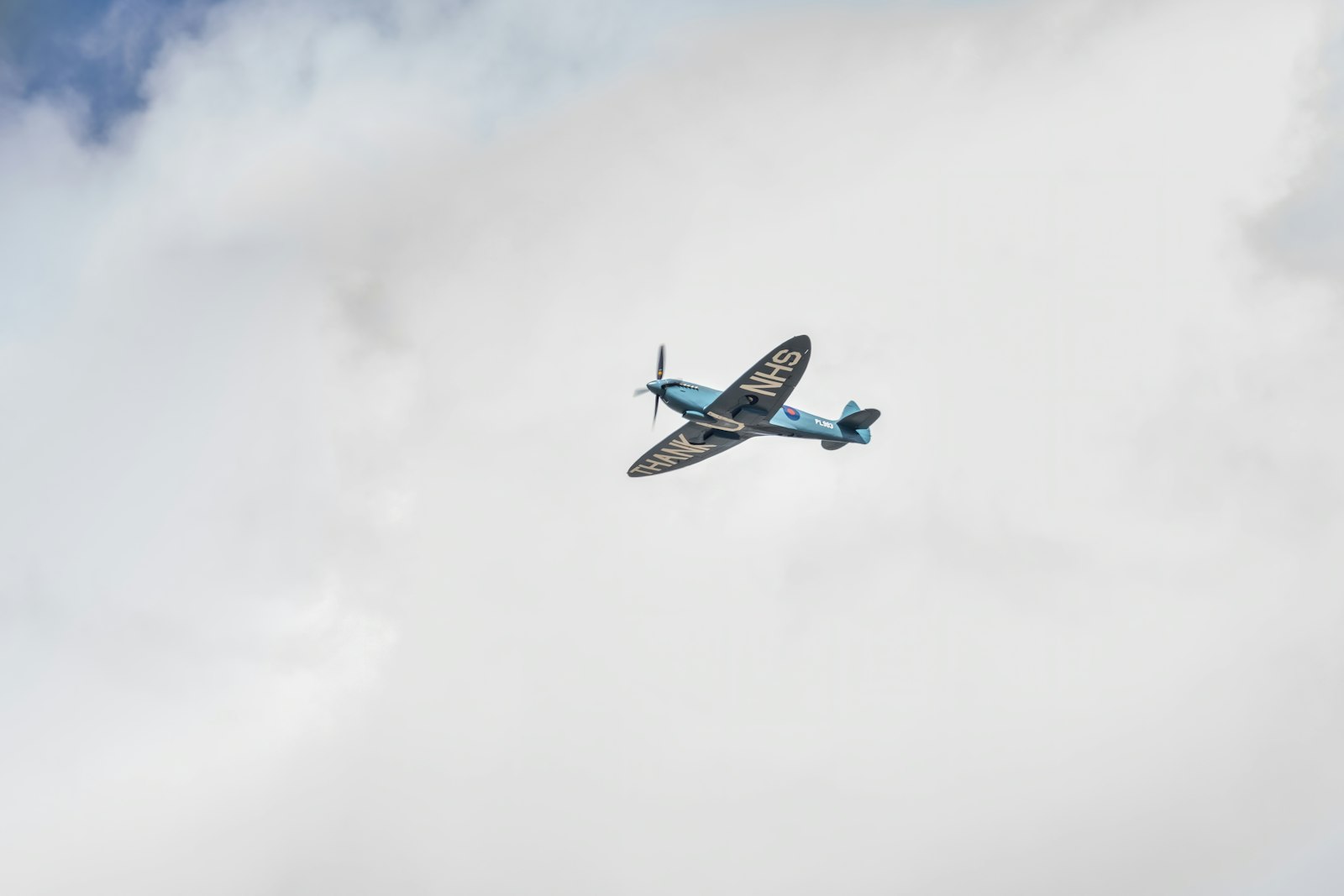 Canon EOS 5D Mark IV + Canon EF 100-400mm F4.5-5.6L IS II USM sample photo. Blue and white airplane photography