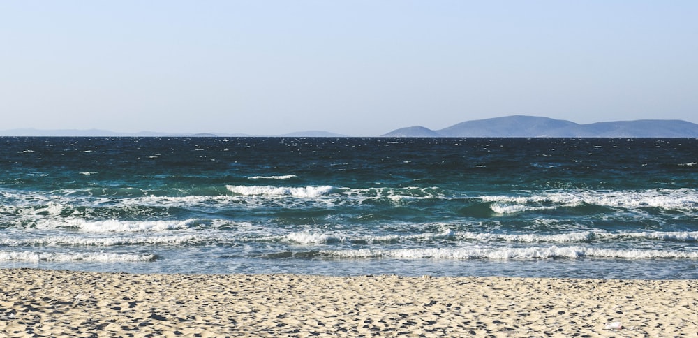 Les vagues de la mer s’écrasent sur le rivage pendant la journée