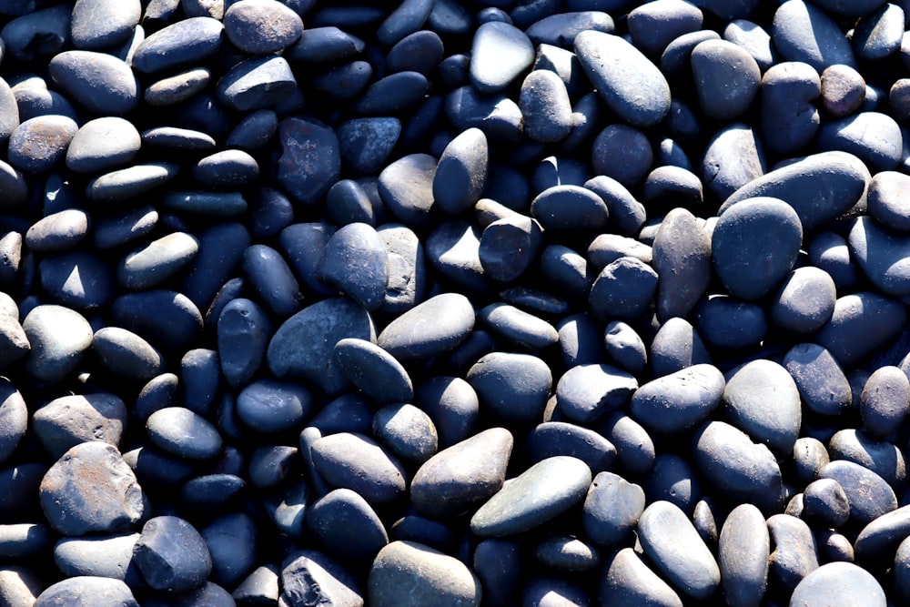 pedras cinzentas e pretas no chão