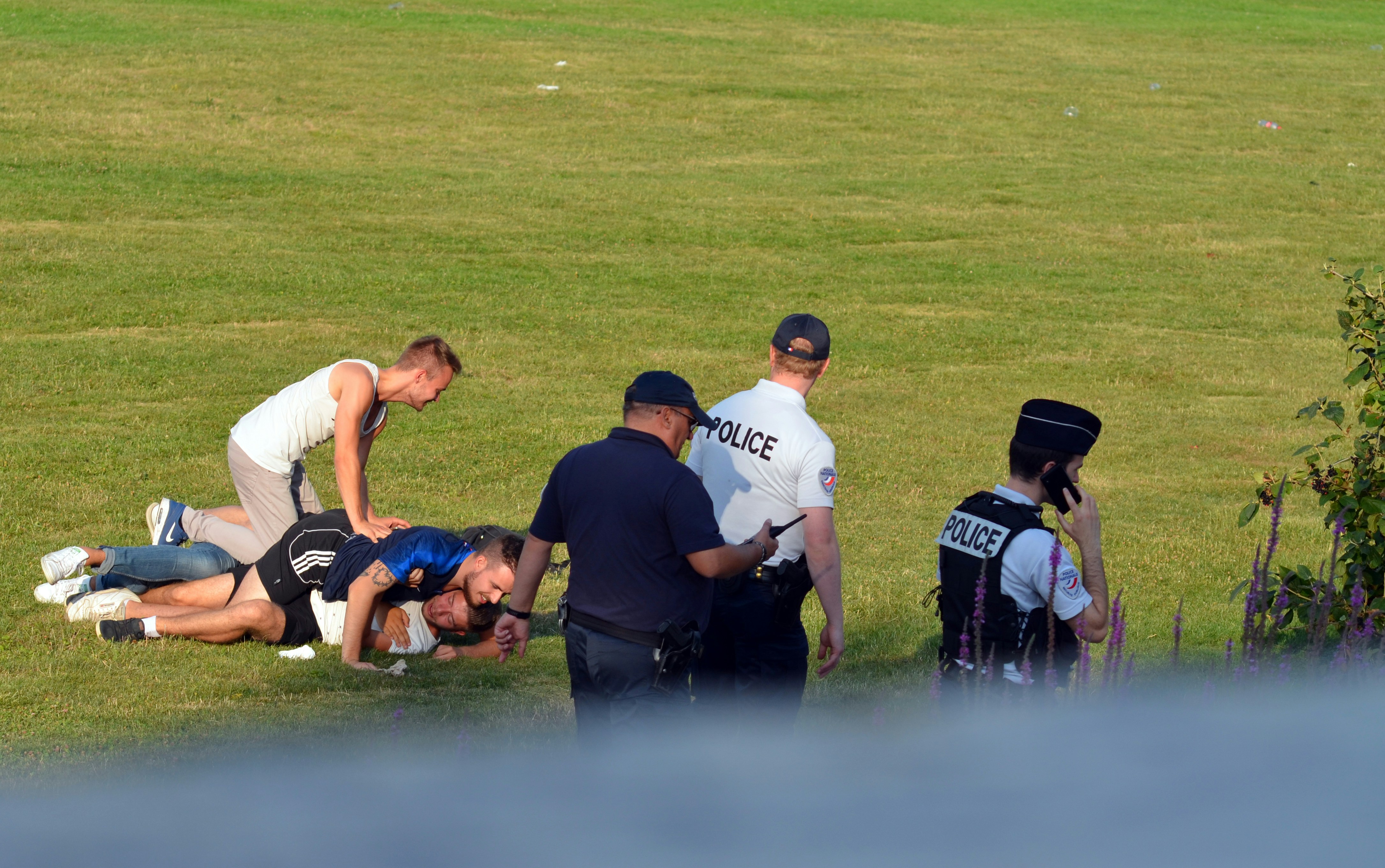 Police hunt two suspects over attempted arson attack on London synagogue