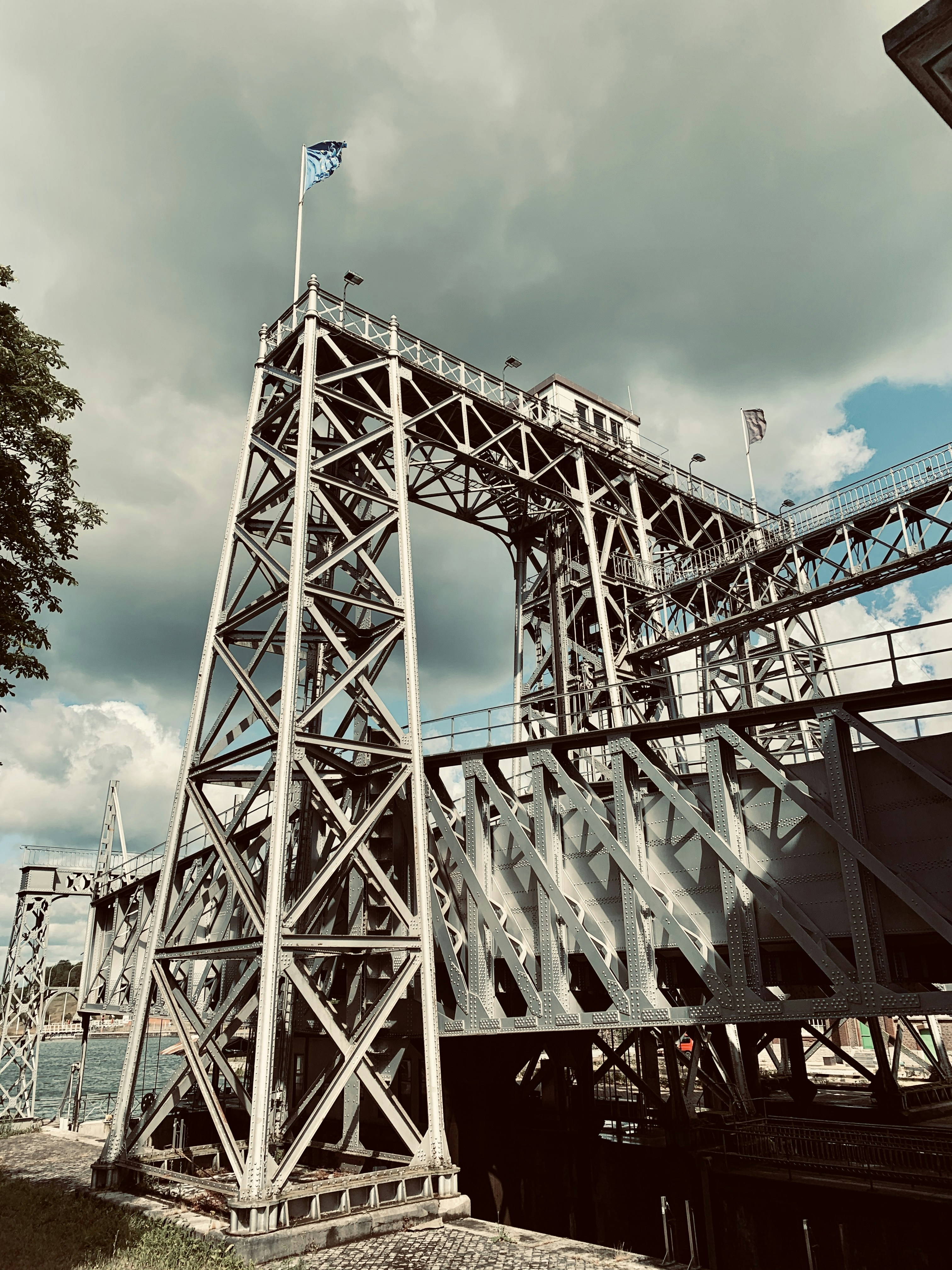 black and white bed linen