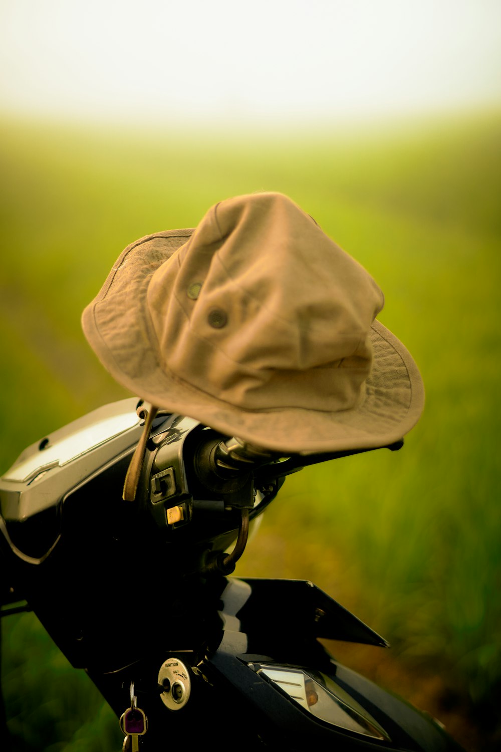 Fotocamera DSLR nera e grigia su treppiede nero