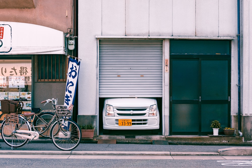 Coche Honda plateado aparcado junto a la pared azul y blanca