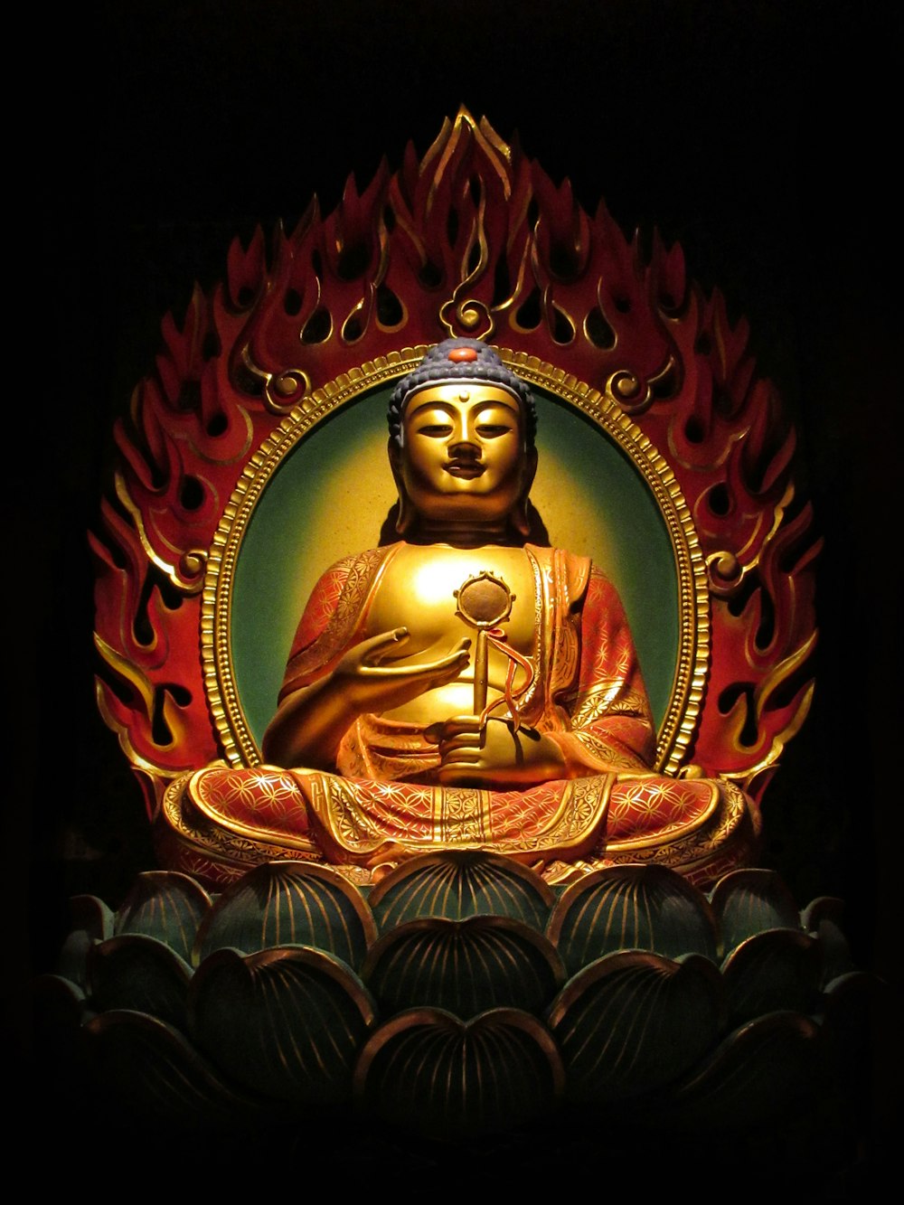 Statuetta di divinità indù in oro e rosso