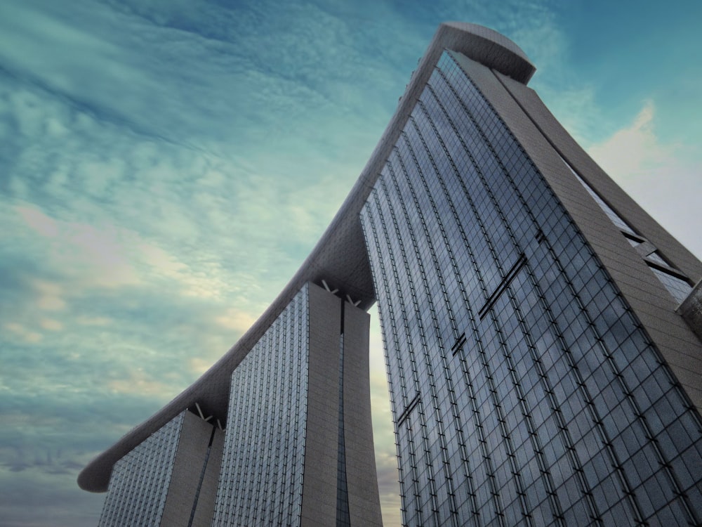 Edificio de hormigón gris bajo el cielo azul durante el día