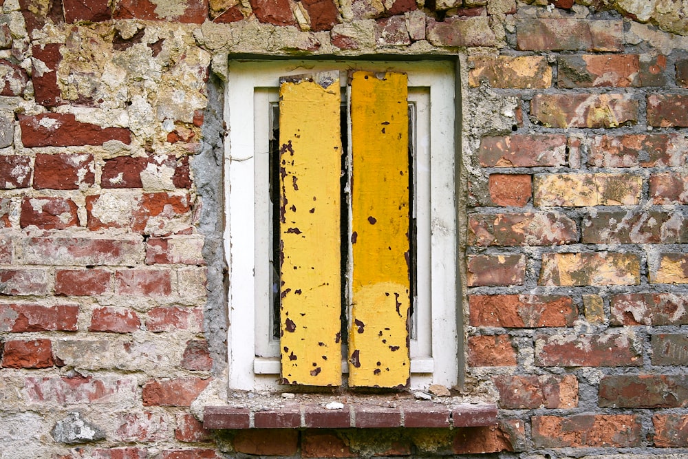 ventana de madera amarilla y blanca