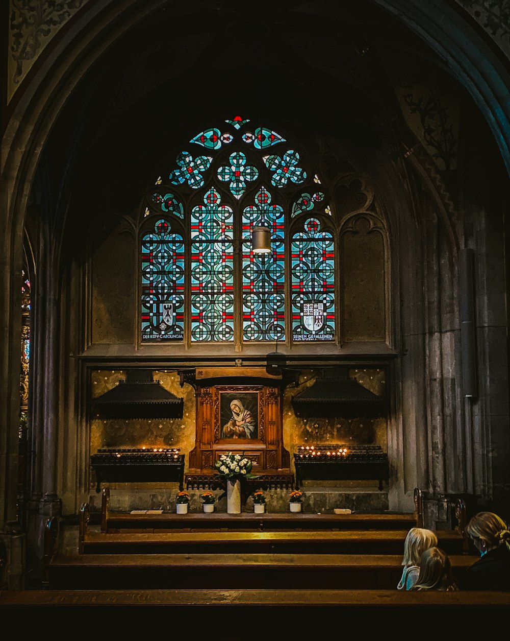 Interior de la iglesia con ventanas de vidrio rojo, azul y amarillo