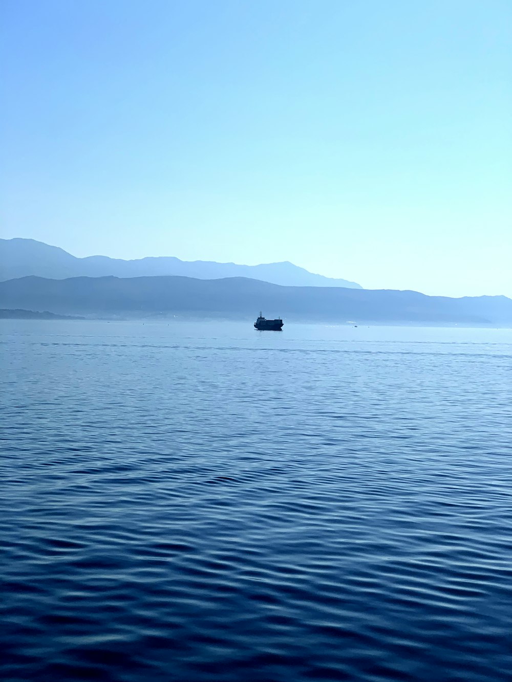 barco en el mar durante el día