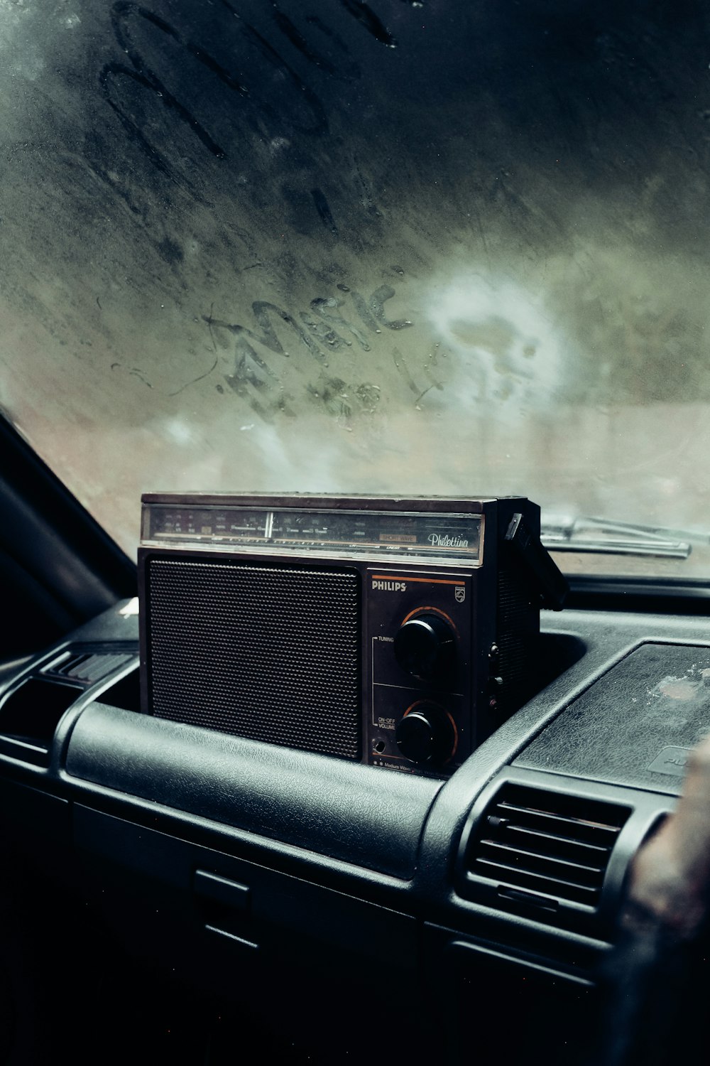 Interior del coche en negro y gris