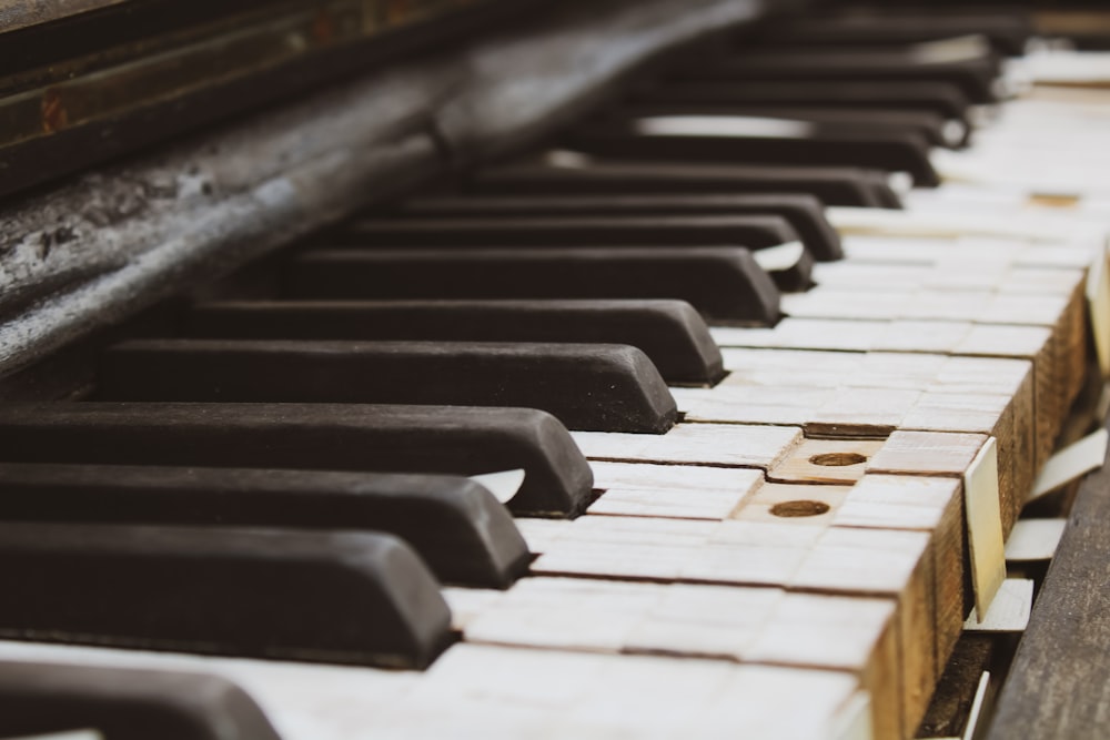 white and black piano keys