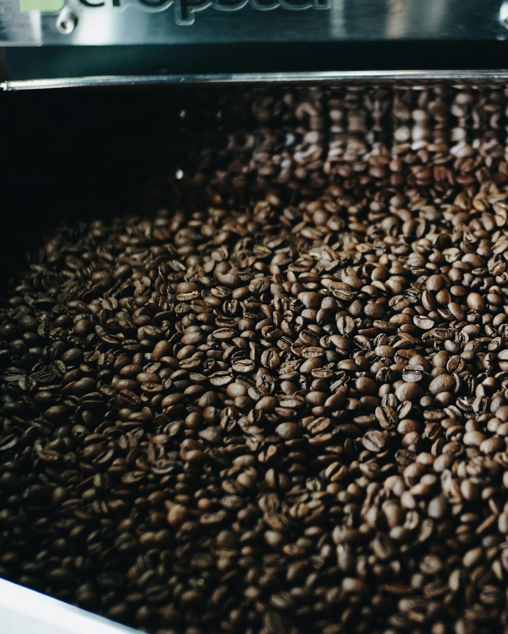 grãos de café na superfície preta