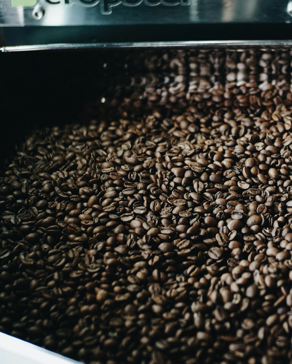 granos de café sobre superficie negra