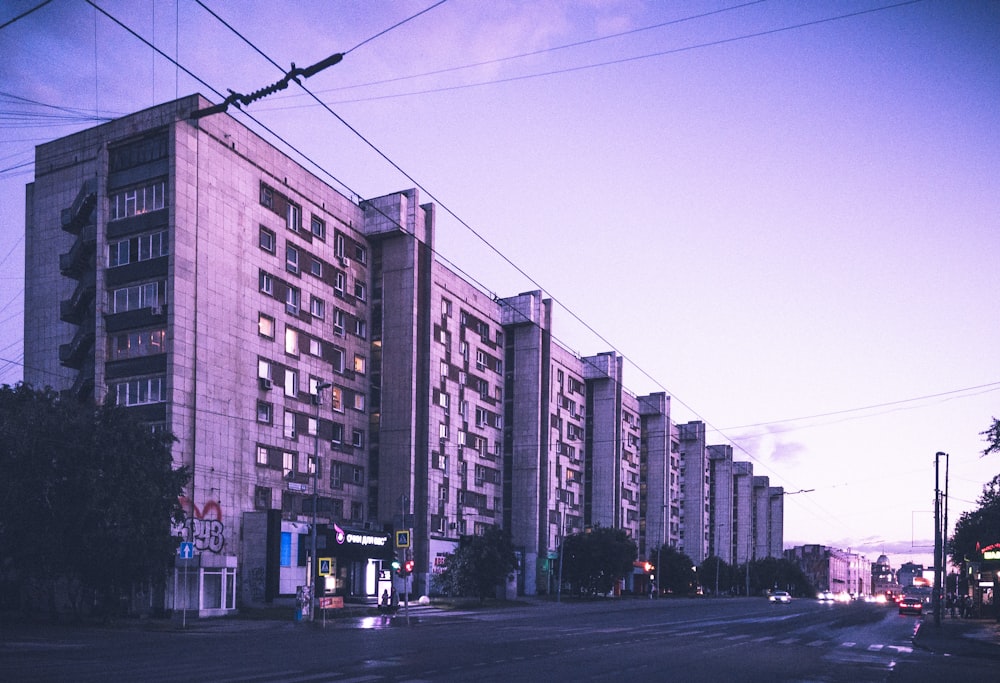 edificio in cemento grigio durante il giorno