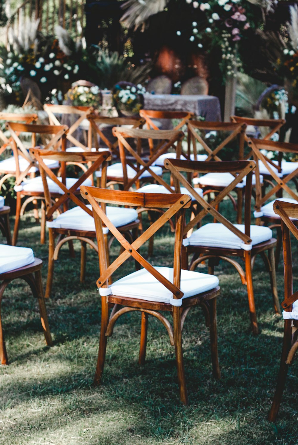 Silla y mesa de madera marrón