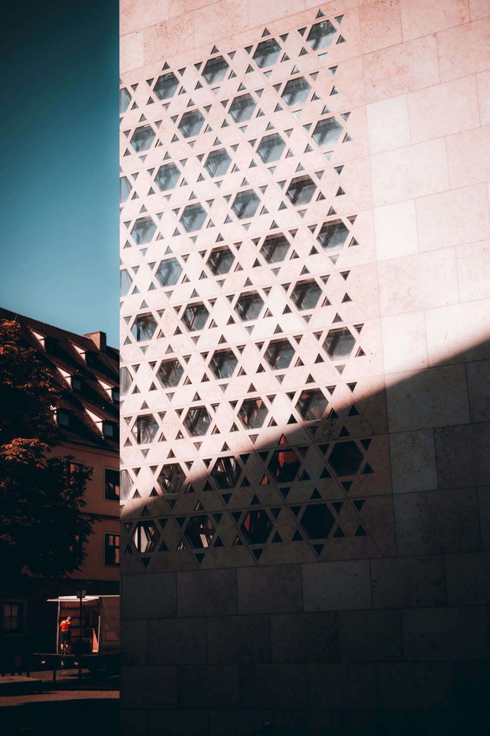 Edificio de hormigón blanco durante el día