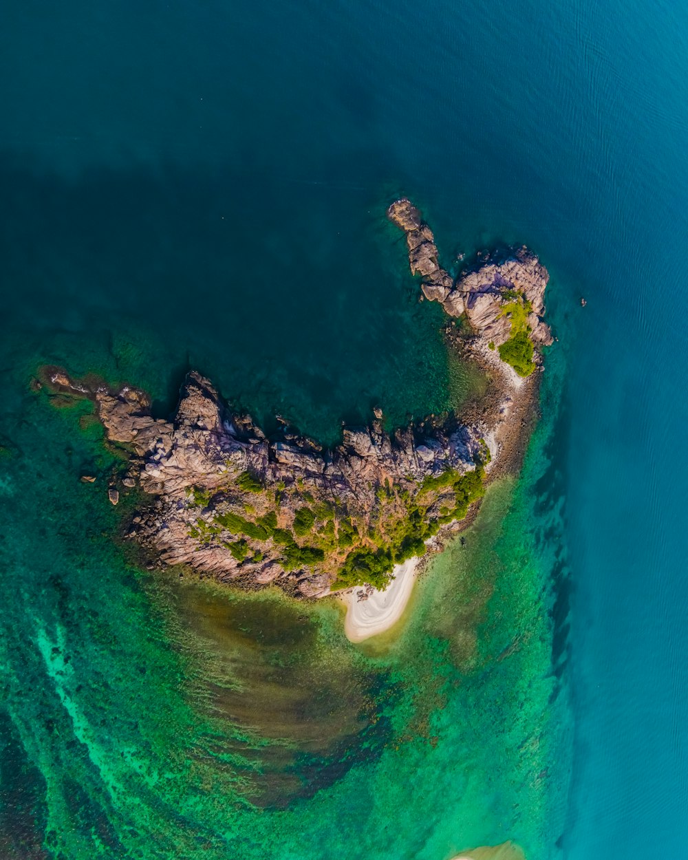 海の真ん中に浮かぶ島の空撮