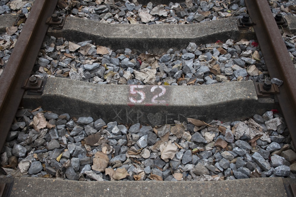 Rot-weißes Pfeilschild auf grauen Betontreppen