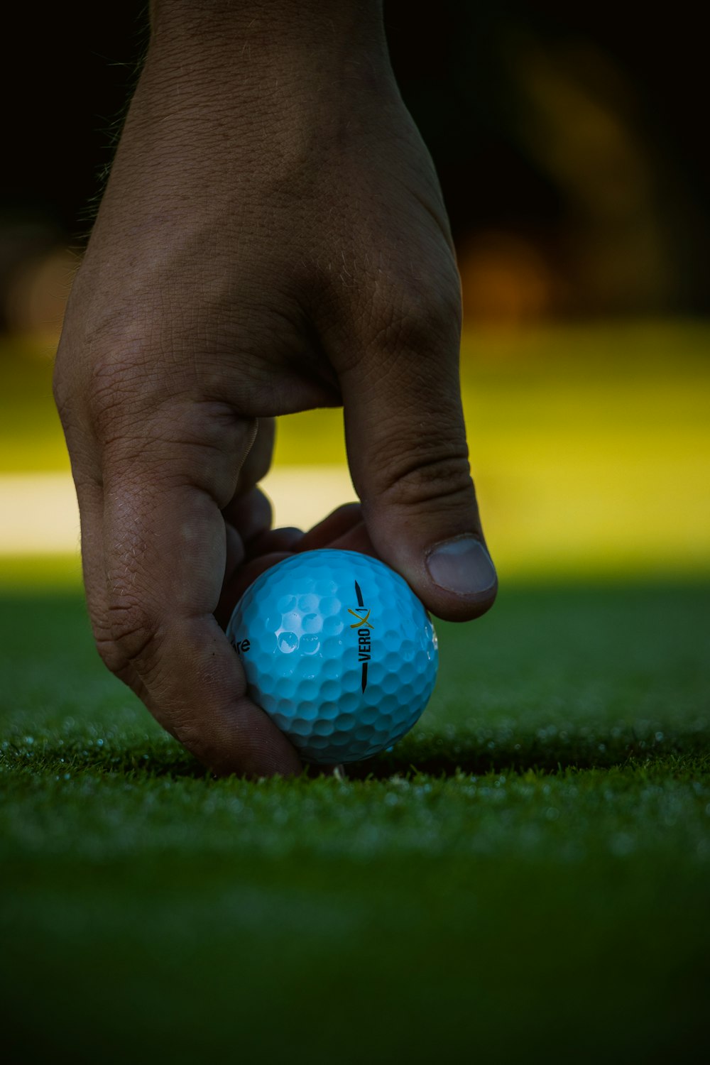 balle de golf bleue sur la main de la personne