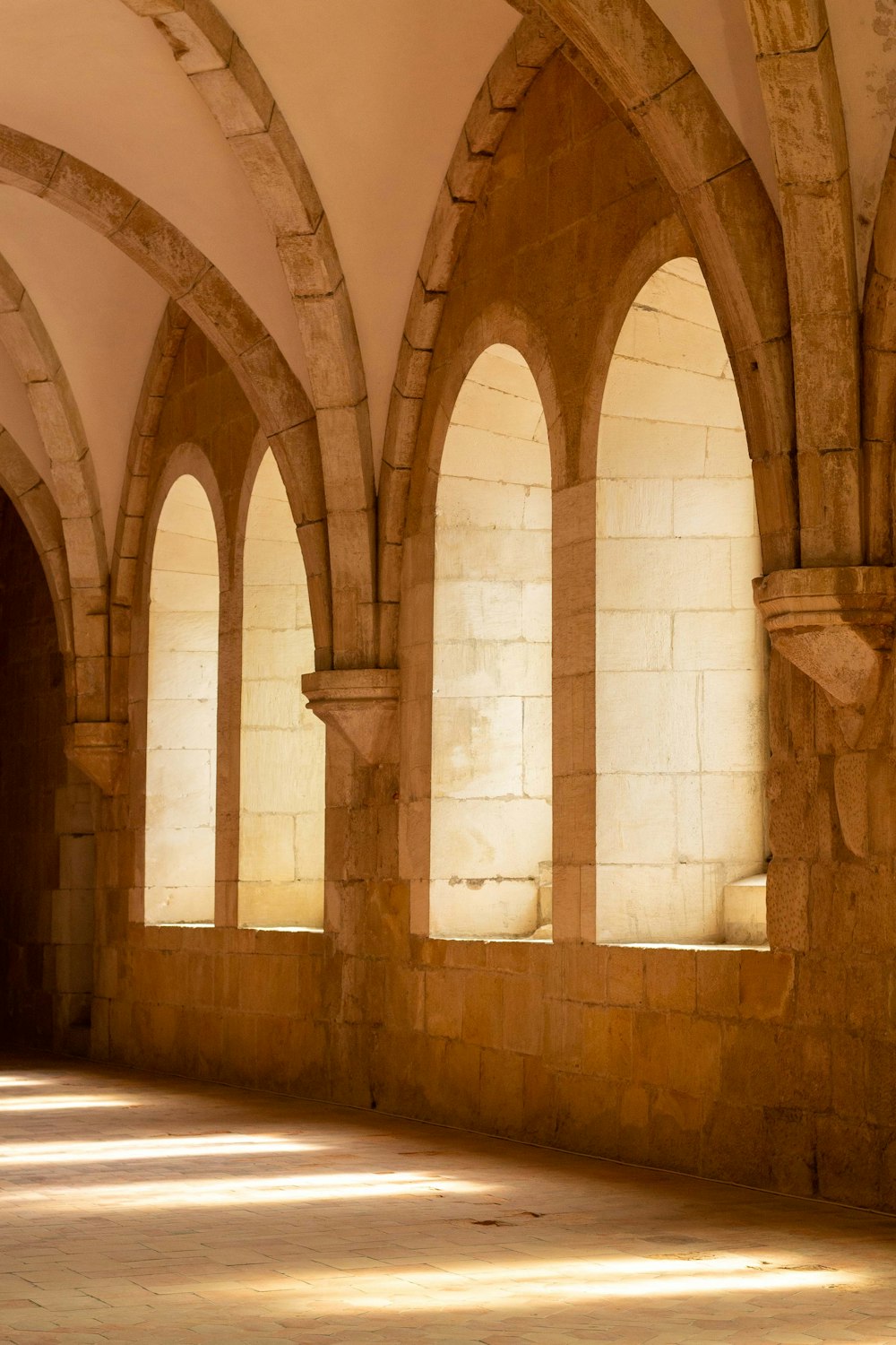 Bâtiment en béton brun et blanc