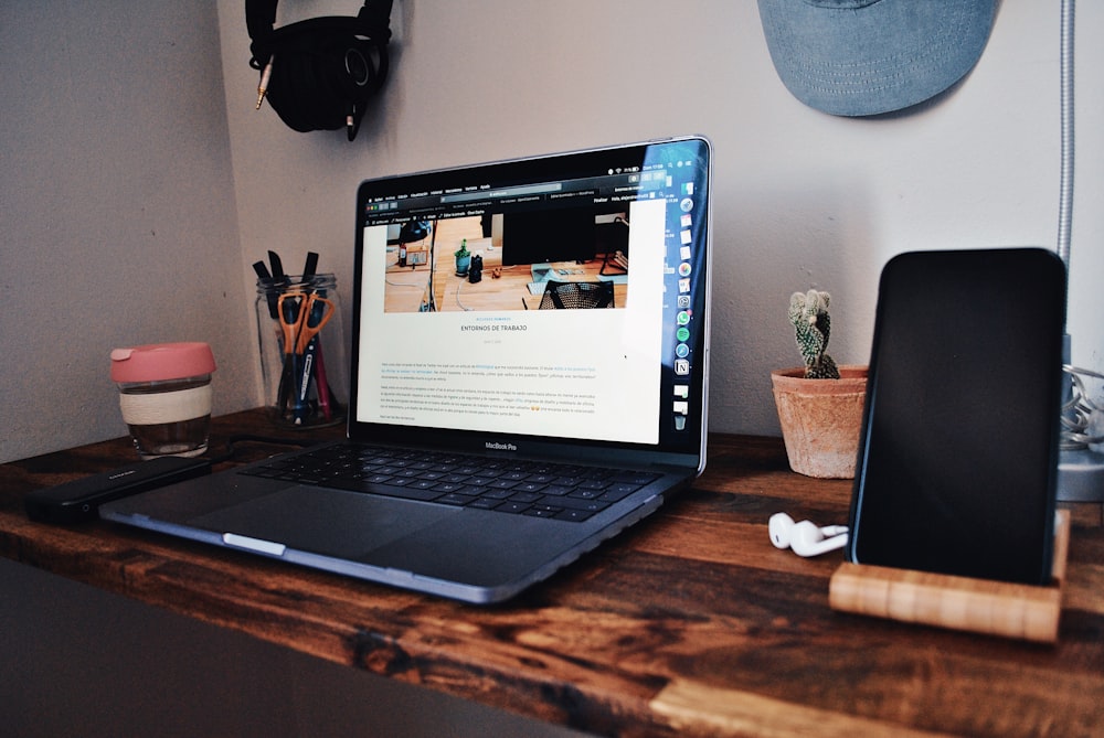 schwarzer Laptop auf braunem Holztisch