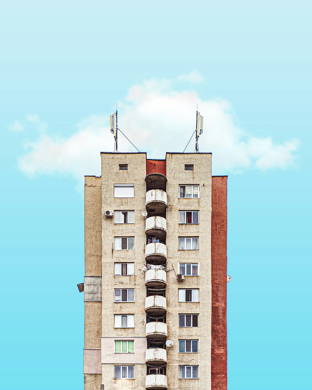 Bâtiment en béton brun sous le ciel bleu pendant la journée