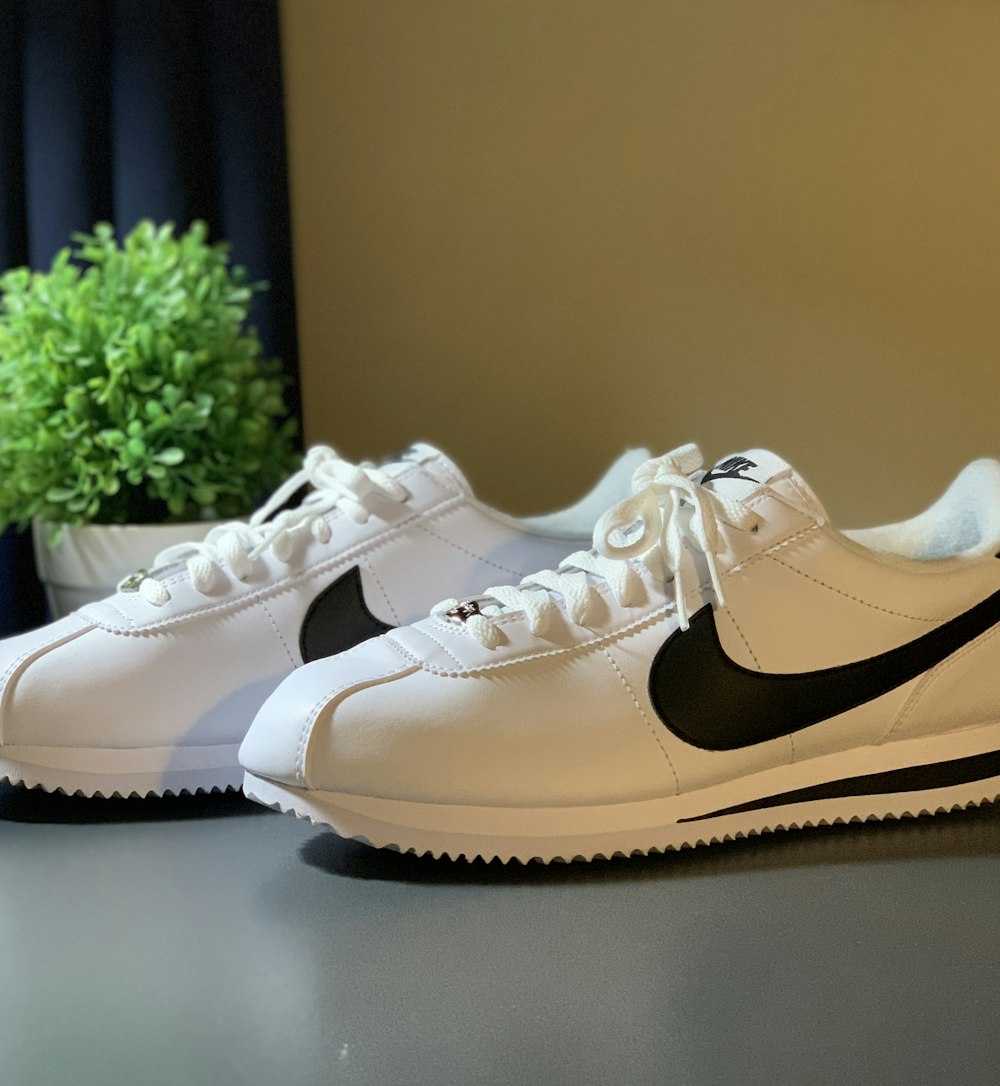 white nike low top sneakers