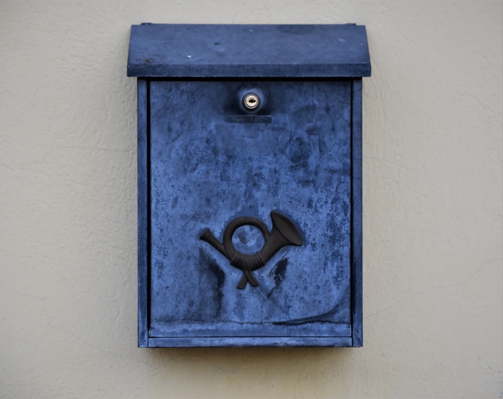 Puerta de madera azul con palanca de puerta de acero negro