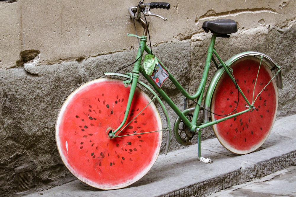 녹색과 빨간색 도시 자전거