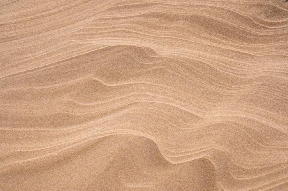 brauner Sand mit Schatten der Person