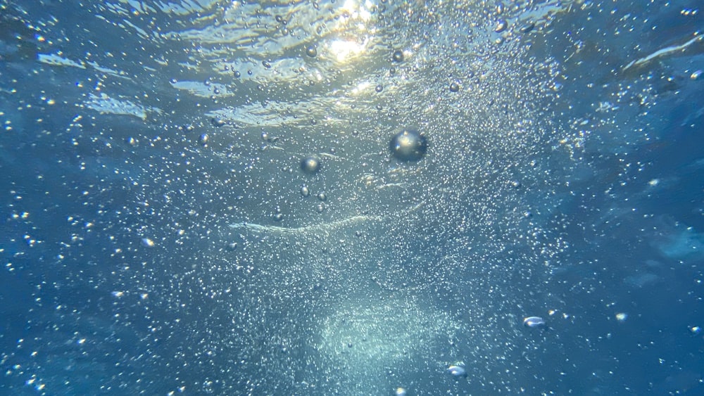 burbujas de agua en el agua azul