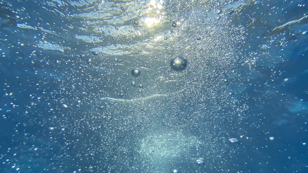 青い水に浮かぶ水の泡