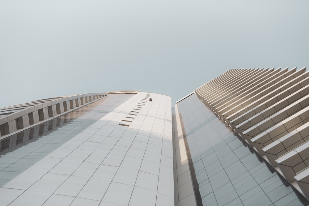 Bâtiment en béton blanc sous le ciel bleu pendant la journée