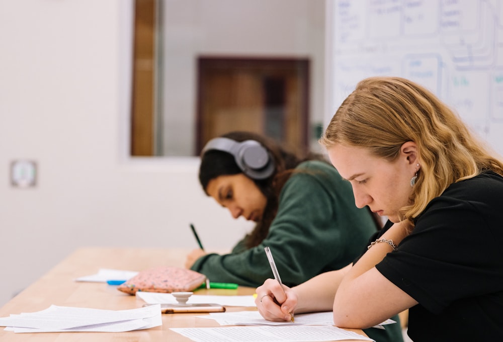 Des étudiants qui révisent, ou qui préparent leur lancement en tant que freelances.