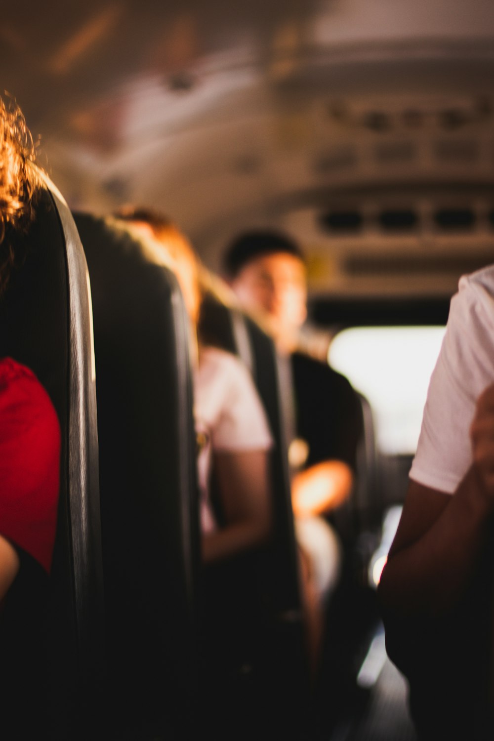 Mujer con camisa roja sentada en el asiento del autobús