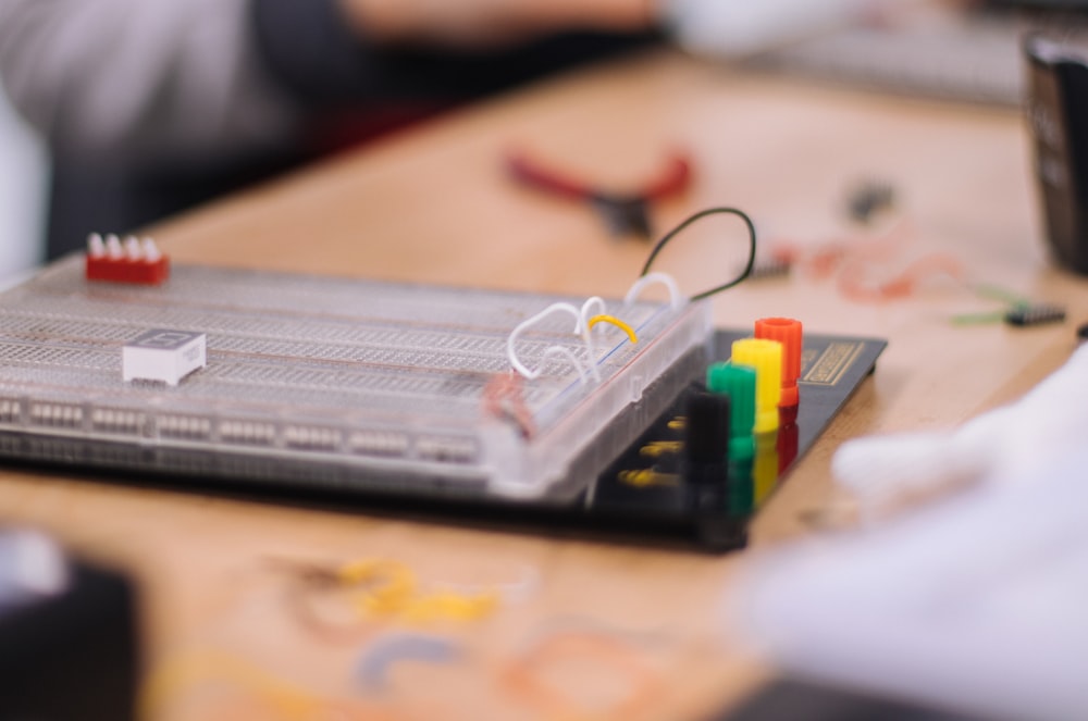 graues elektronisches Gerät auf weißem Tisch