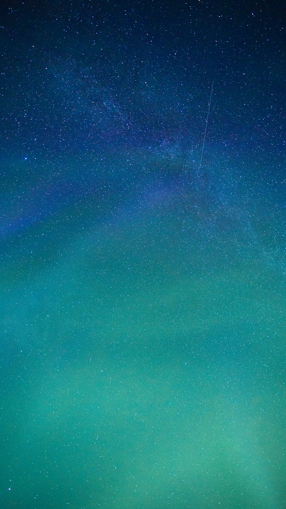 blauer und schwarzer Himmel mit Sternen