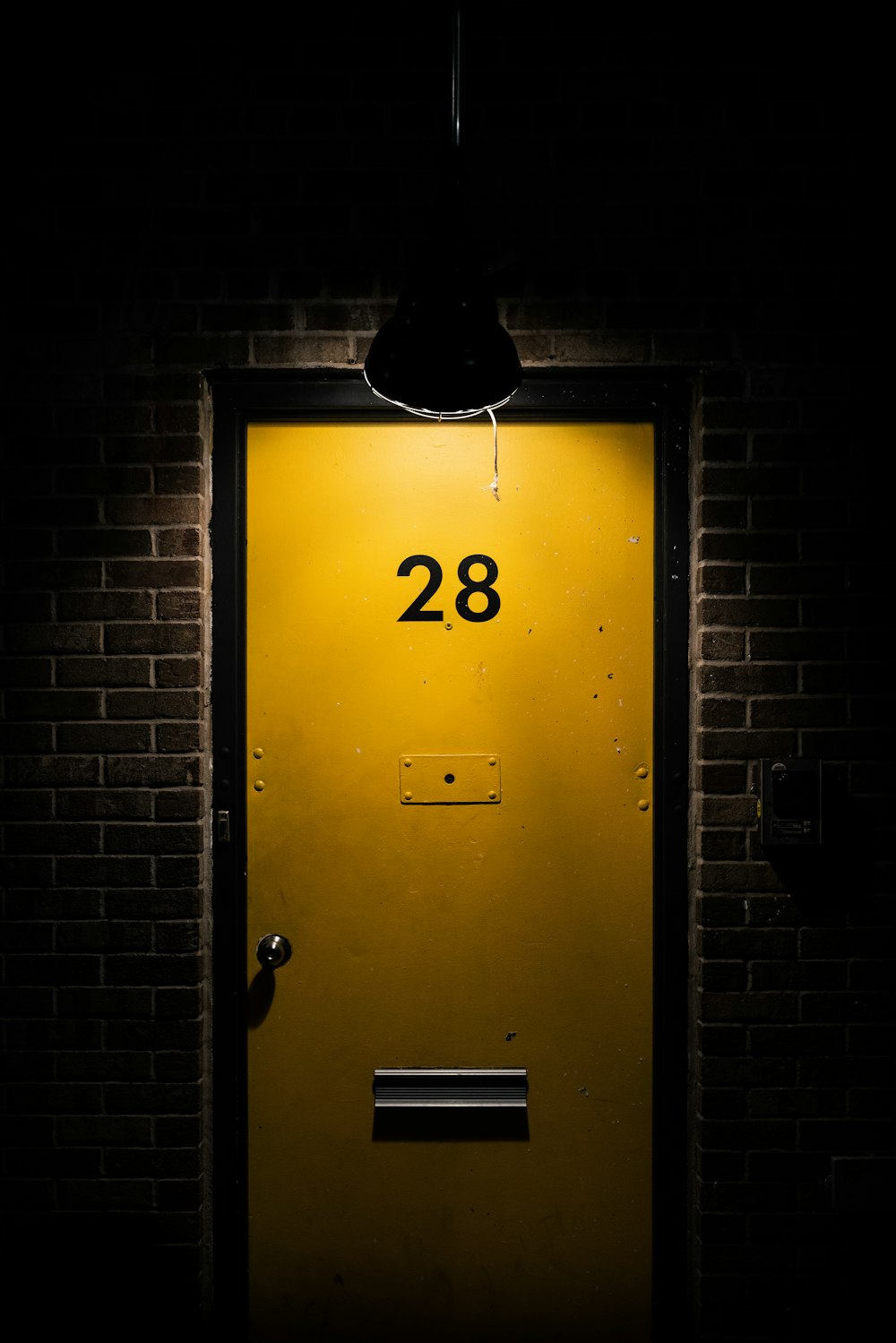 숫자 2가있는 노란색과 검은 색 벽