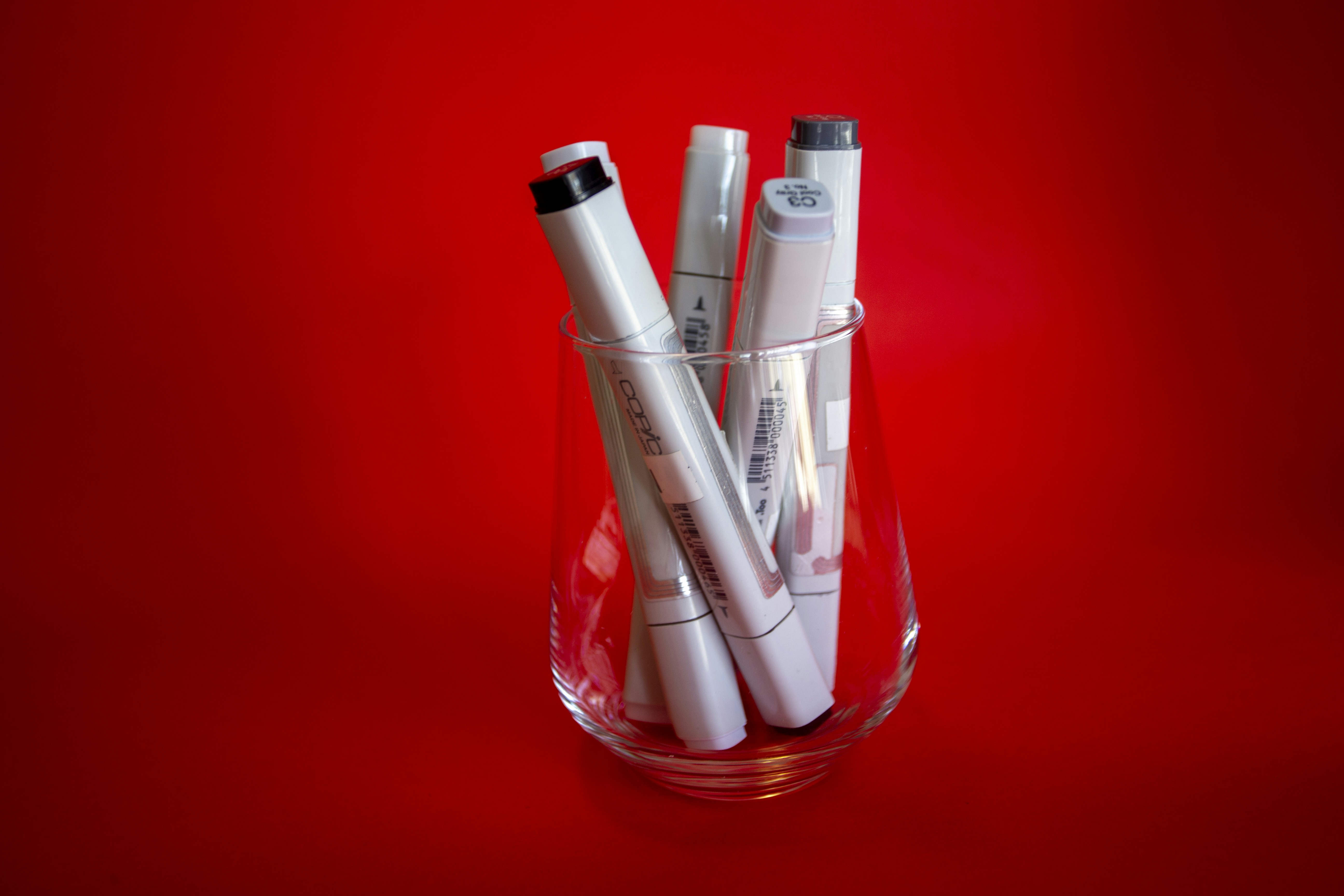 Bouteilles étiquetées rouge et blanche