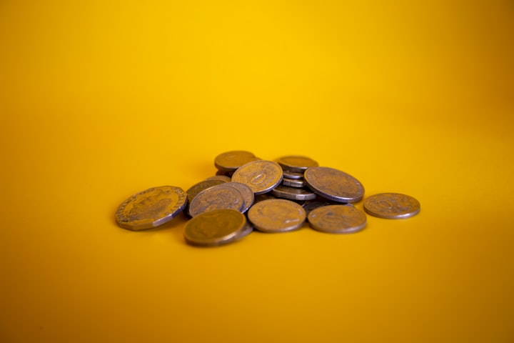 Geldmünzen vor gelbem Hintergrund