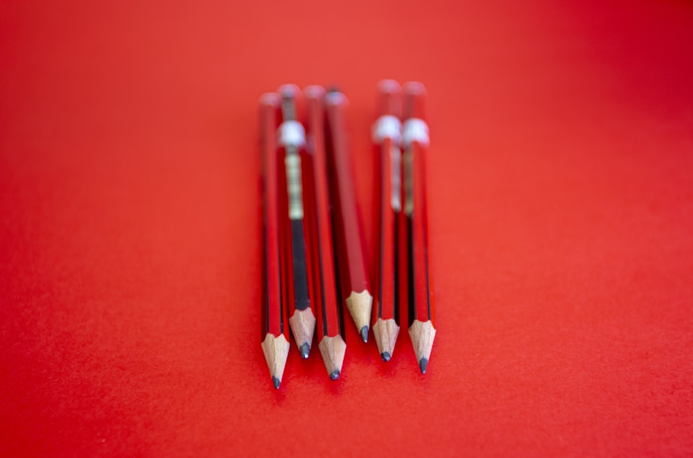 Lápices de colores blancos y rojos