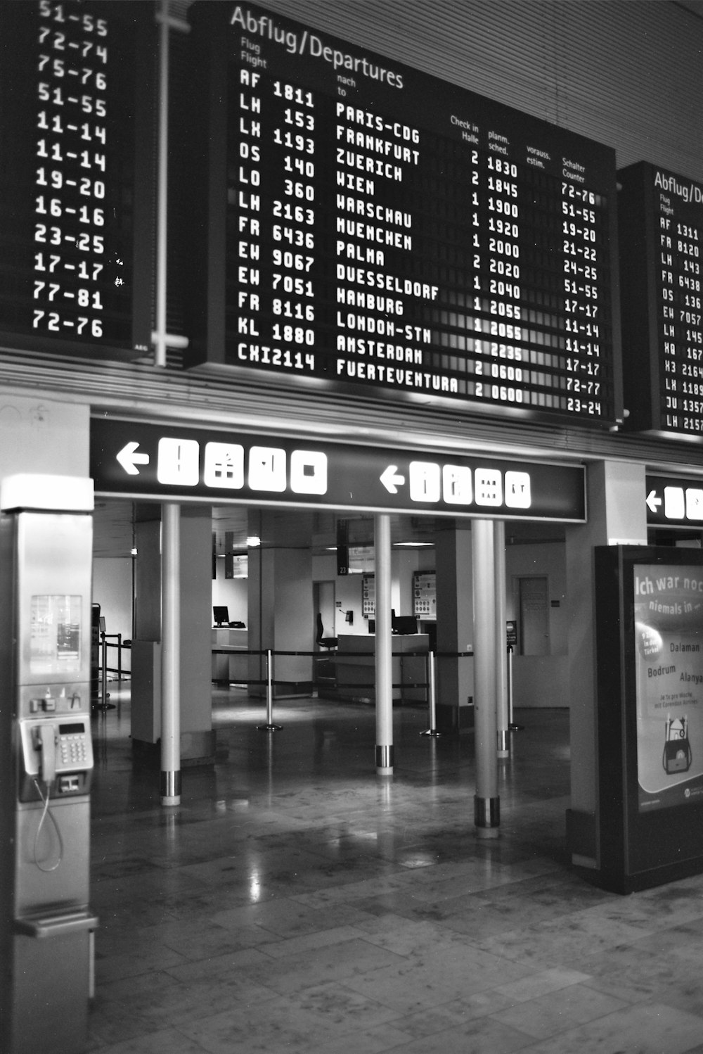 foto em tons de cinza de uma estação de trem