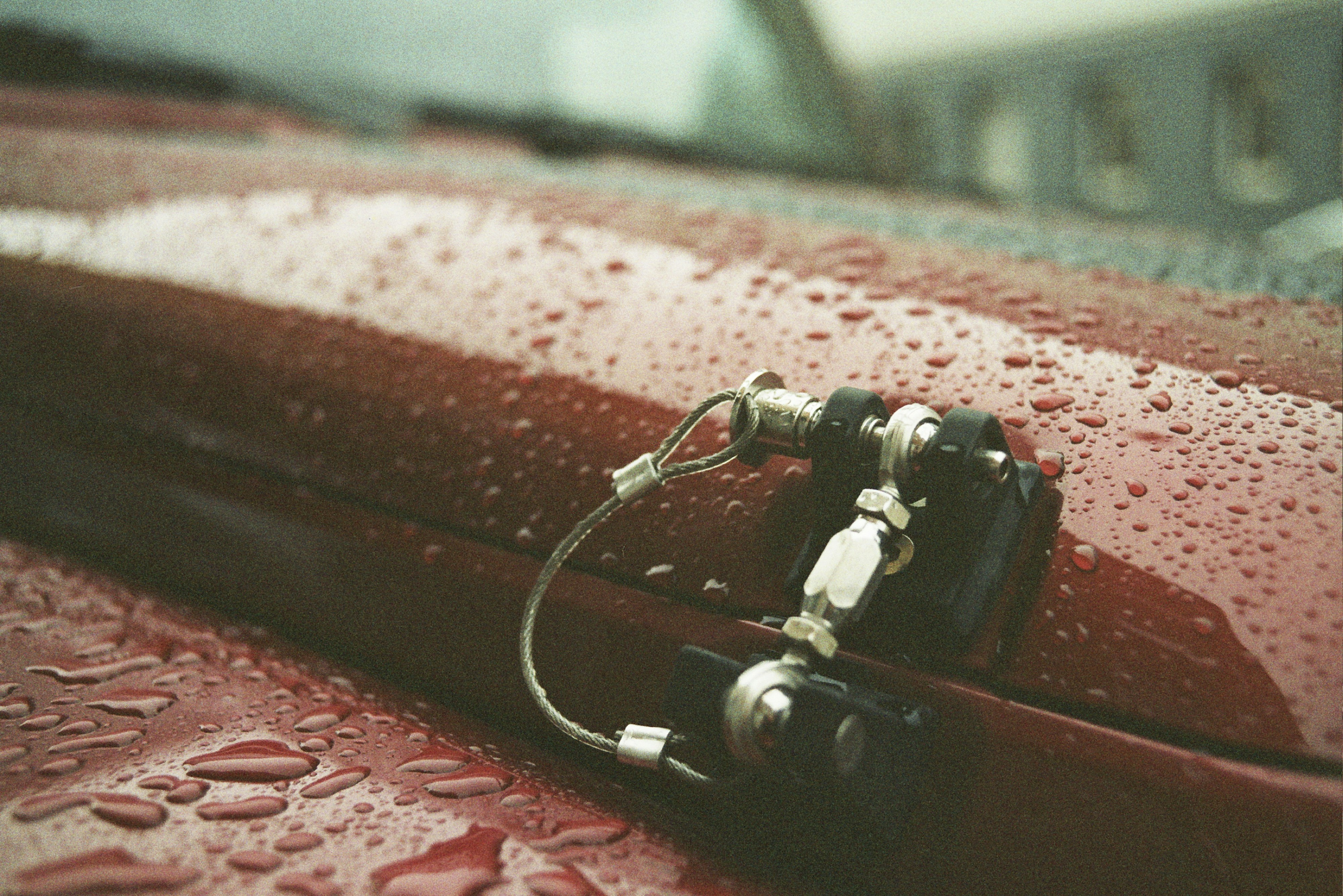 Jeep engine hood safe clip. Made with Leica R7 (Year: 1994) and Leica Summicron-R 2.0 35mm (Year: 1978). Analog scan via Foto Brinke Forchheim: Fuji Frontier SP-3000. Film reel: Agfa XRG 200 (expired 2002)