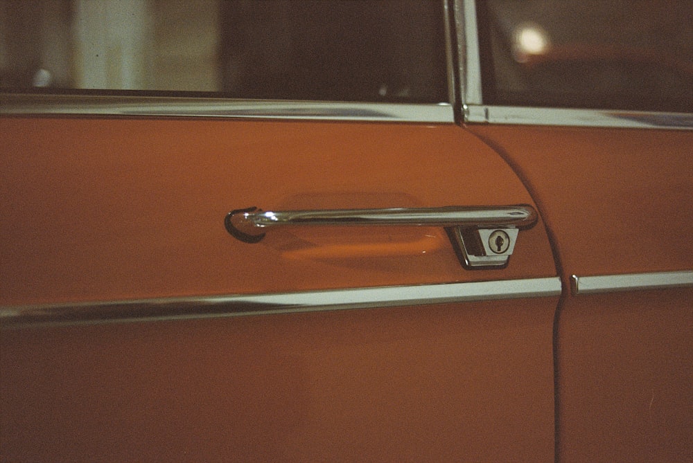 braune und silberne Autotür