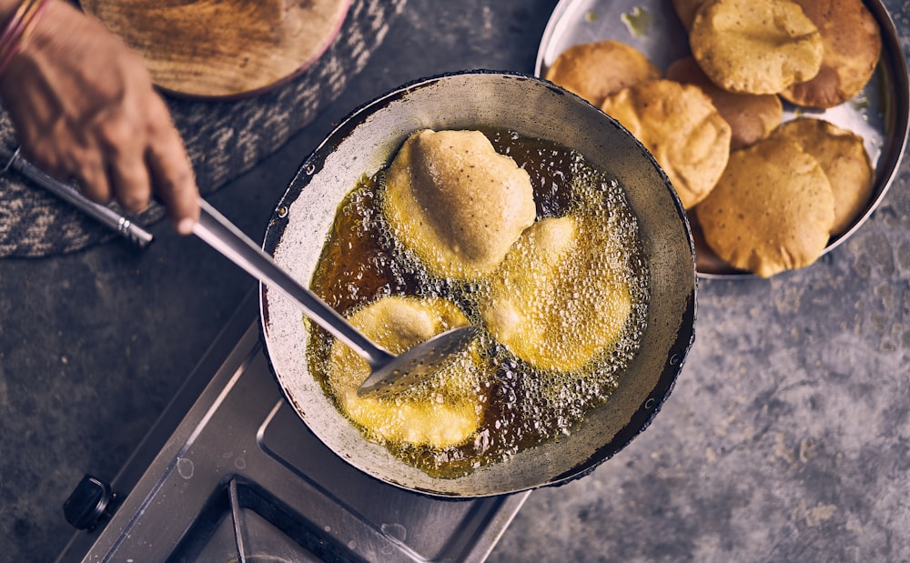 aliments frits sur une poêle noire