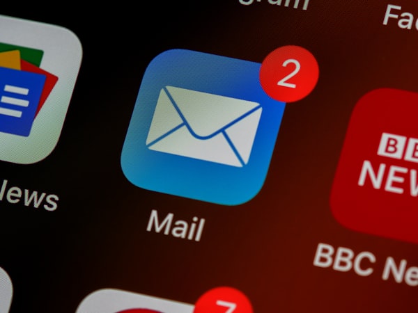 Bildausschnitt eines iPhone-Homescreens mit dem Mail-App-Icon