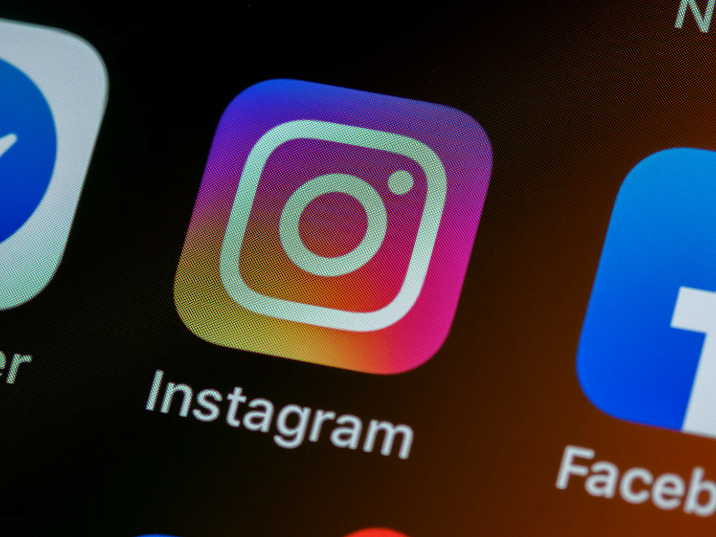 Icono de la aplicación de Instagram en la pantalla de un smartphone